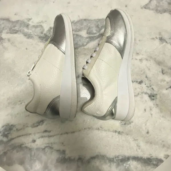 Tenis branco com prata da Usaflex.          38