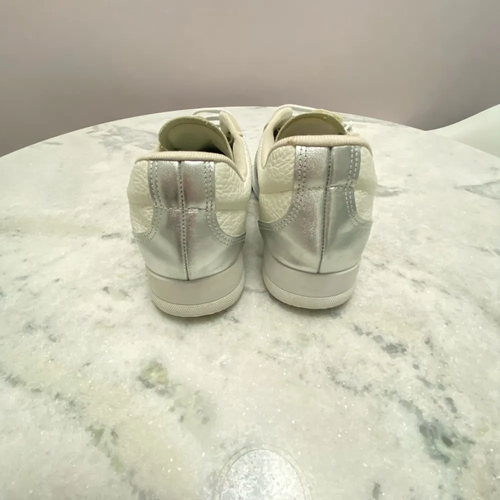 Tenis branco com prata da Usaflex.          38