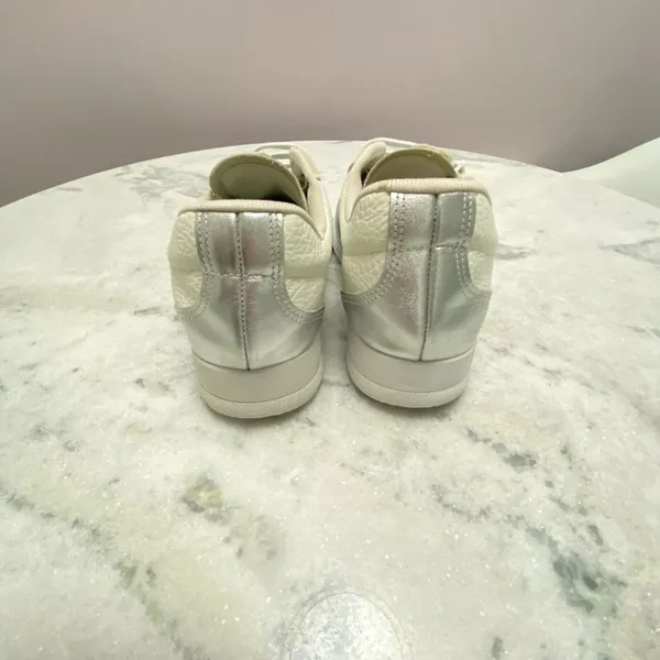 Tenis branco com prata da Usaflex.          38