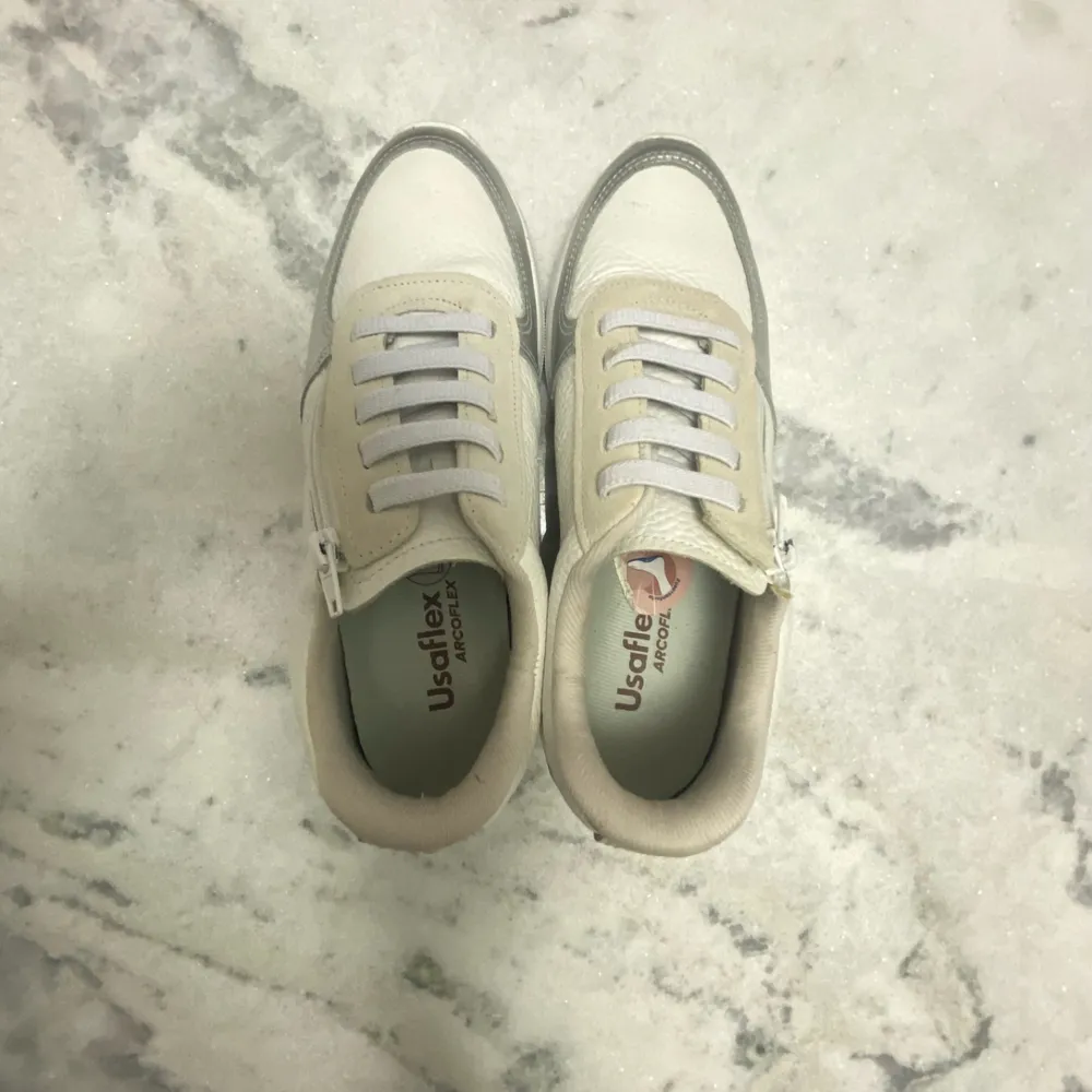 Tenis branco com prata da Usaflex.          38