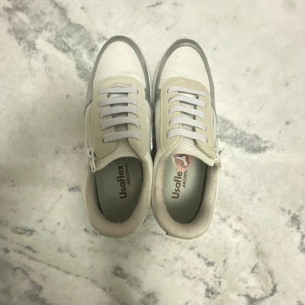 Tenis branco com prata da Usaflex.          38