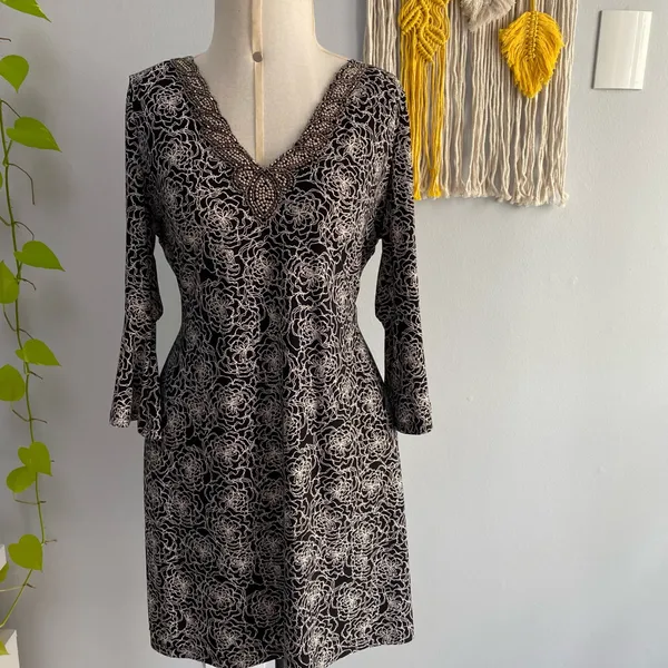 Vestido de festa com gola bordada        G