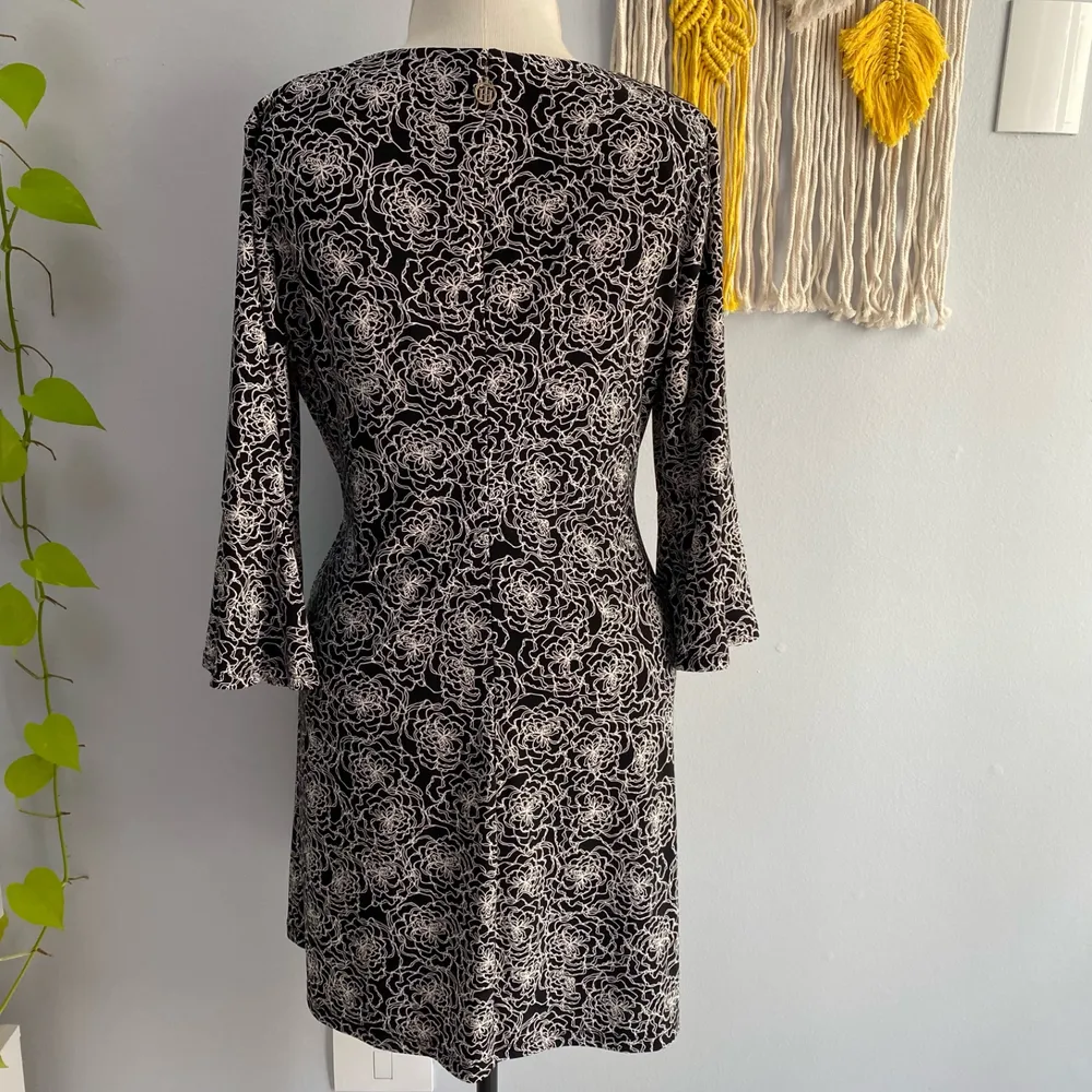 Vestido de festa com gola bordada        G