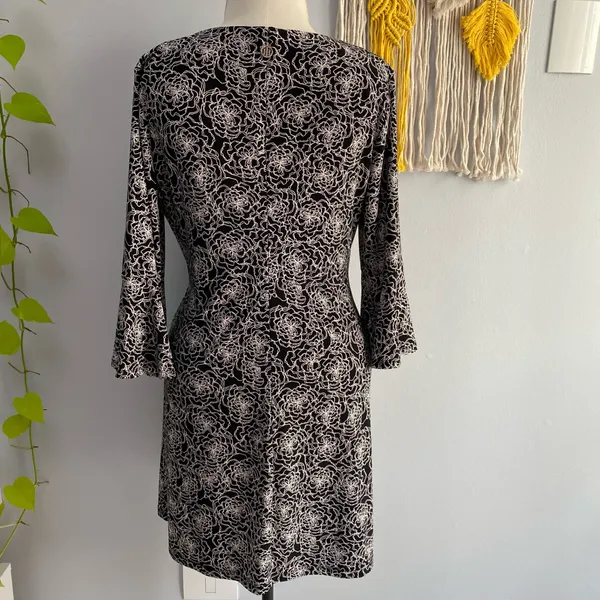 Vestido de festa com gola bordada        G