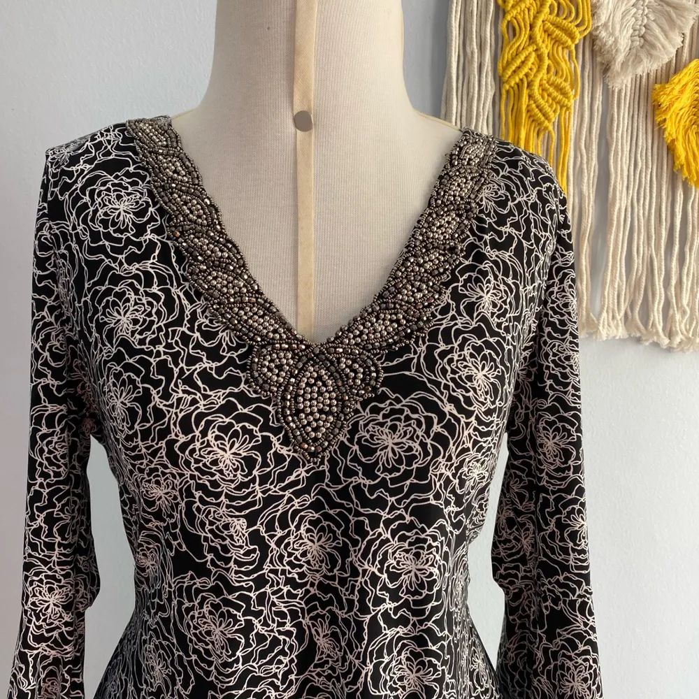 Vestido de festa com gola bordada        G