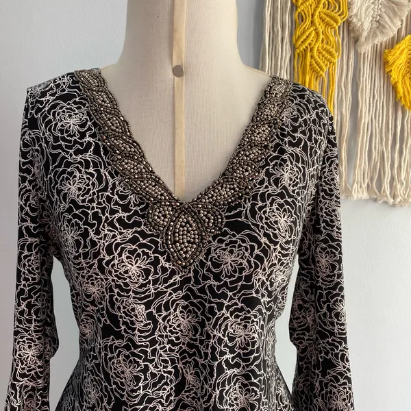 Vestido de festa com gola bordada        G