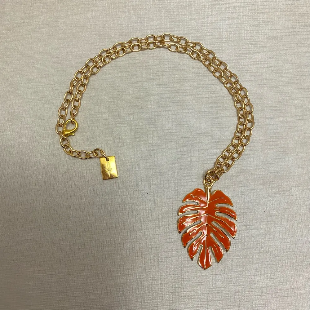 Colar dourado com pingente