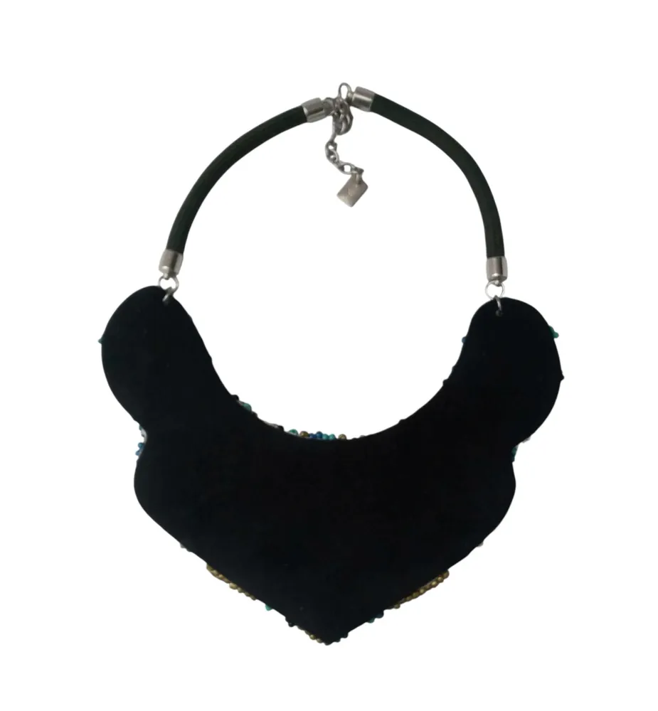 Colar estilo pala, bordado com miçangas cristais