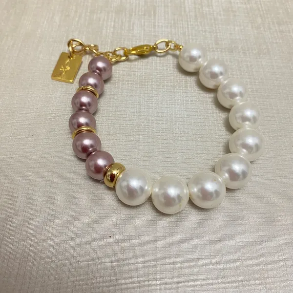 Pulseira com pérola shell e pérola ouro velho