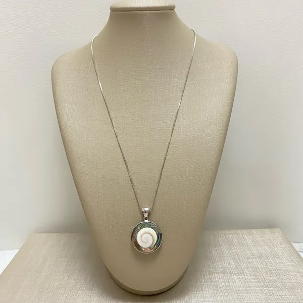 Colar com pingente em abalone