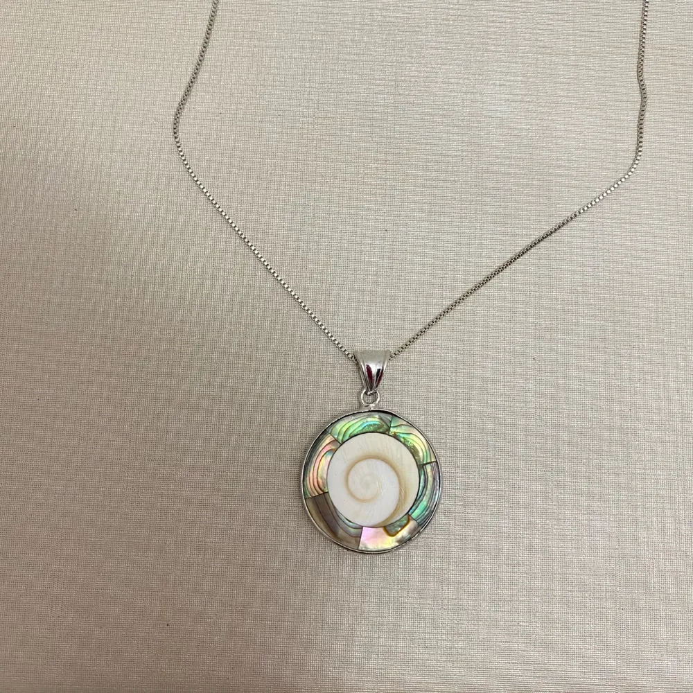 Colar com pingente em abalone