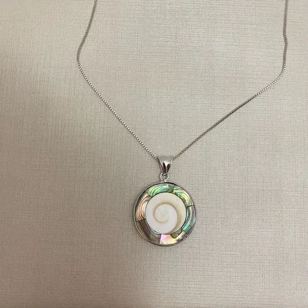 Colar com pingente em abalone