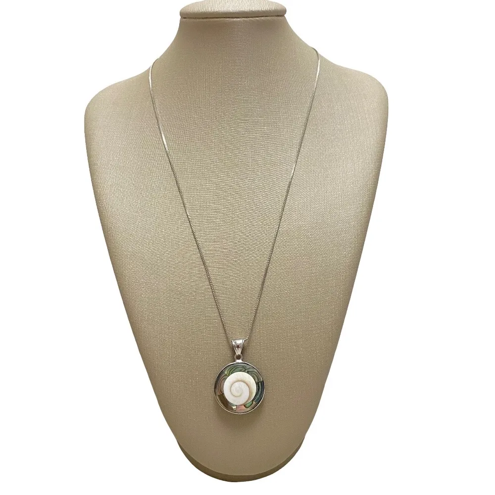 Colar com pingente em abalone