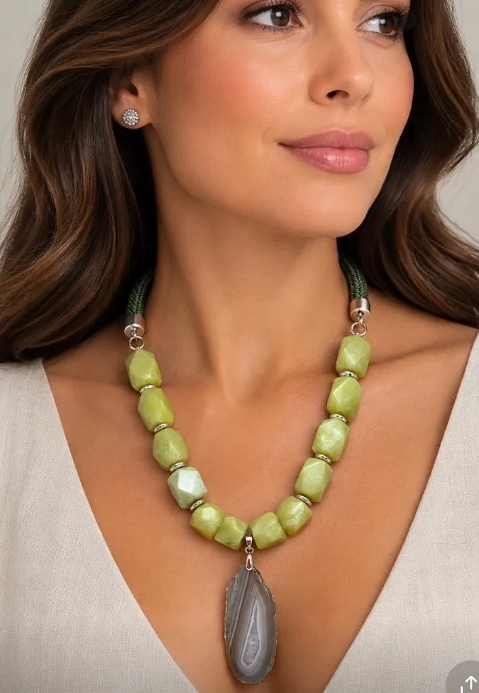 Colar com pedra jade amarela e pingente em drusa