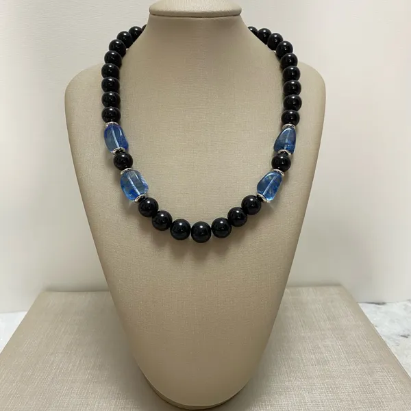 Colar com pérola  preta e pedra jade azul