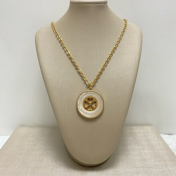 Colar dourado com pingente trevo da sorte