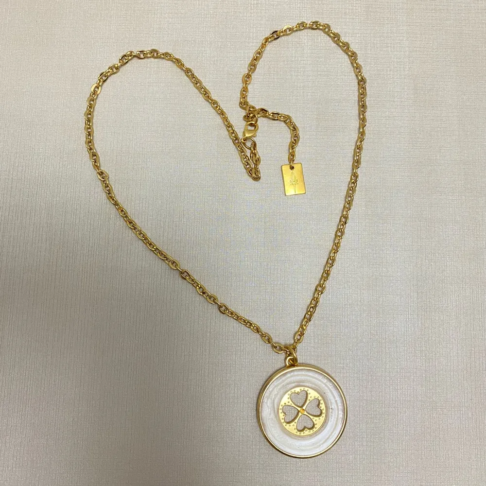 Colar dourado com pingente trevo da sorte