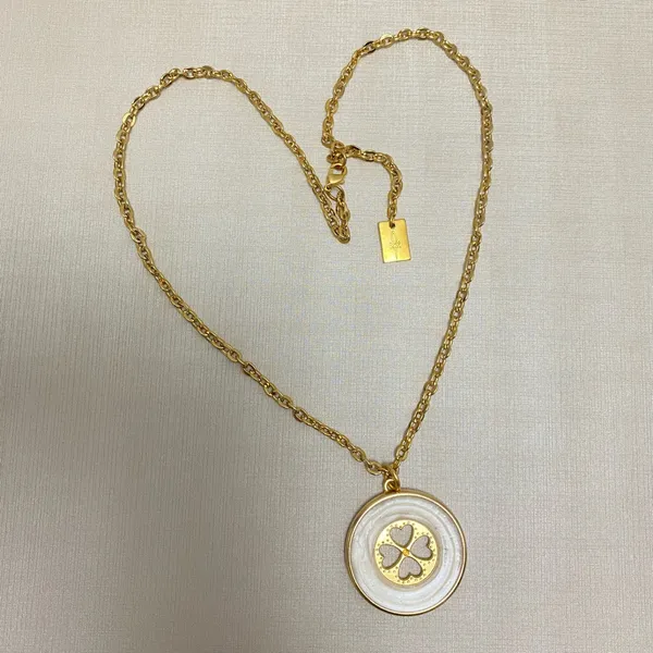 Colar dourado com pingente trevo da sorte