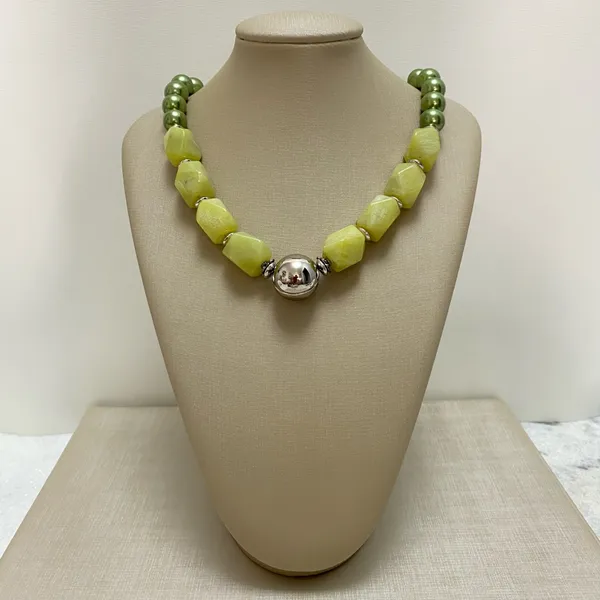 Colar com pedra natural jade amarela e pingente prateado