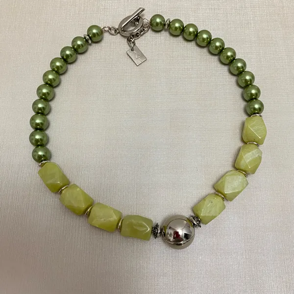 Colar com pedra natural jade amarela e pingente prateado