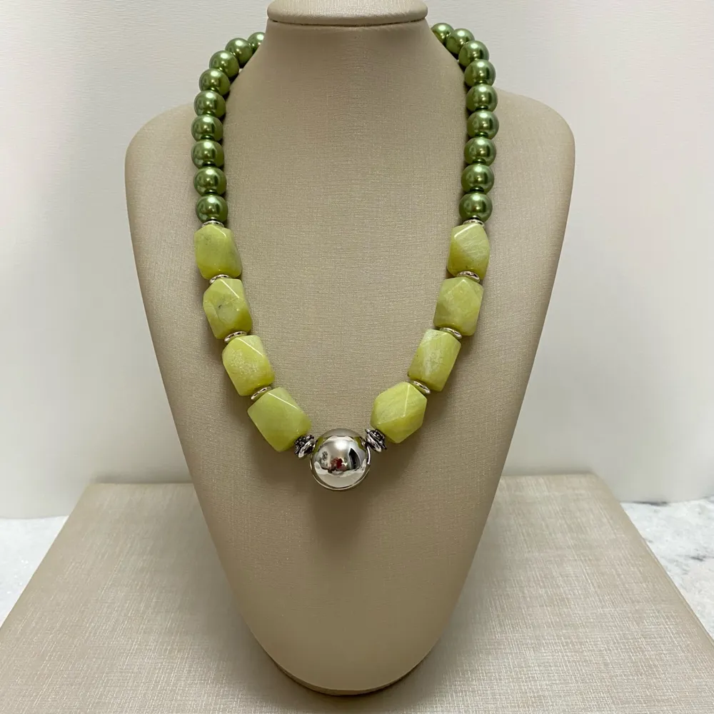 Colar com pedra natural jade amarela e pingente prateado