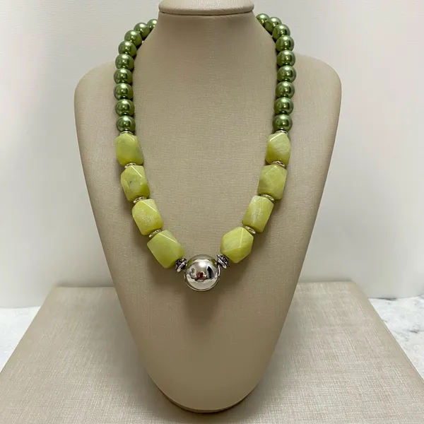 Colar com pedra natural jade amarela e pingente prateado