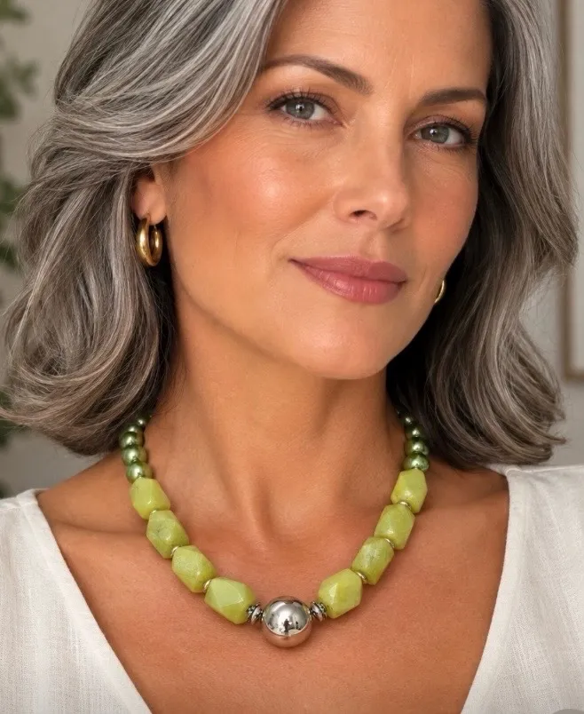 Colar com pedra natural jade amarela e pingente prateado
