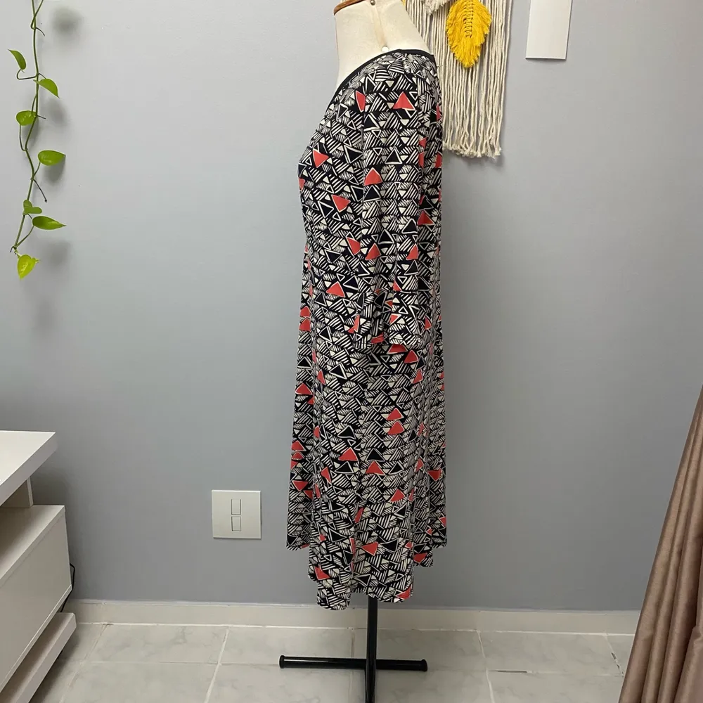 Vestido em microfibra estampado da Priori.      G