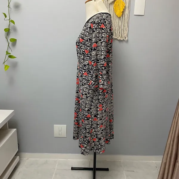 Vestido em microfibra estampado da Priori.      G