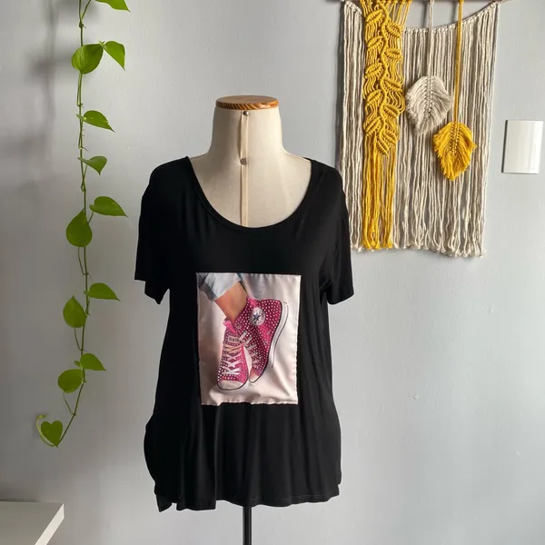 Camisetão com estampas e aplique brilhante.       GG