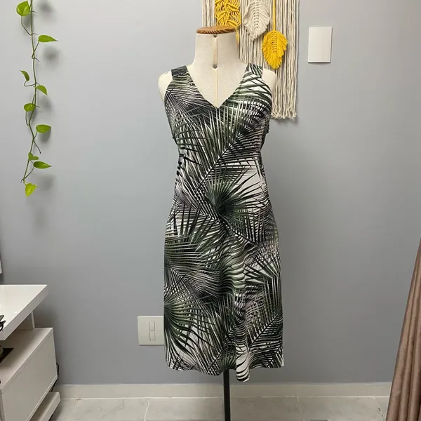 Vestido estampado em microfibra da Priori.       G