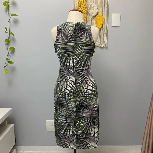 Vestido estampado em microfibra da Priori.       G