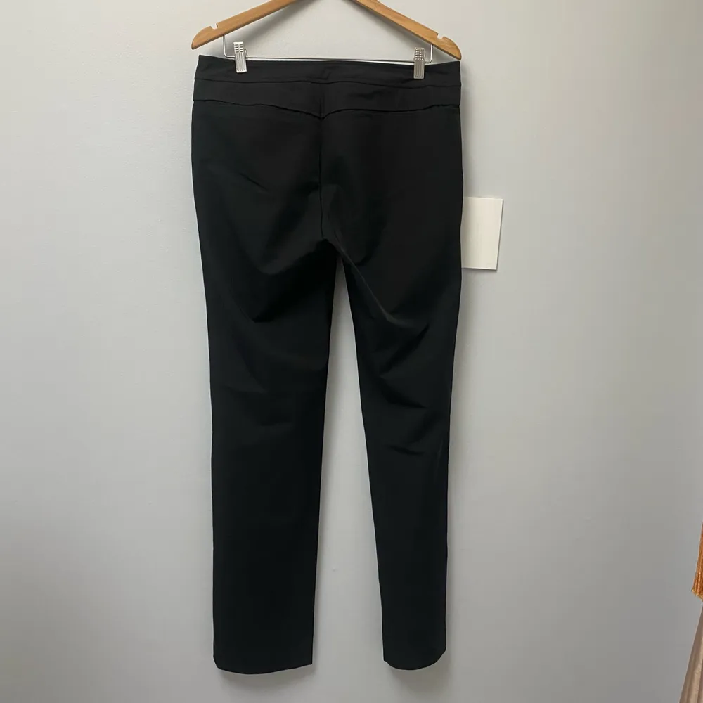 Calça preta da Cori.        44