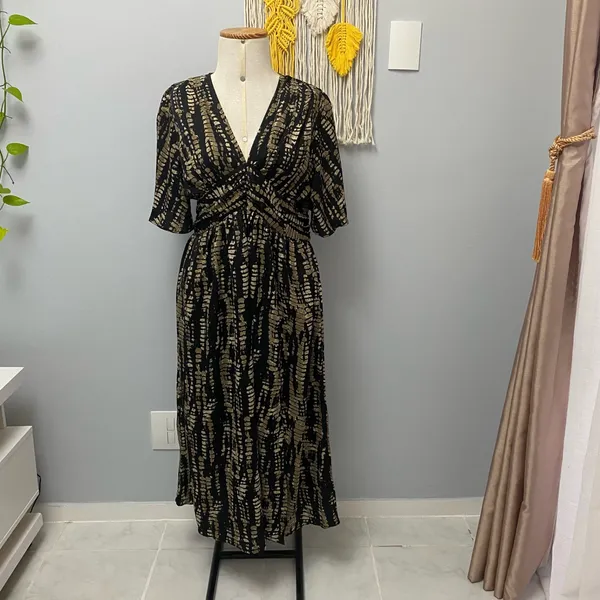 Vestido longo estampado com decote V.      G