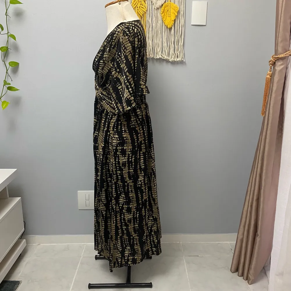 Vestido longo estampado com decote V.      G