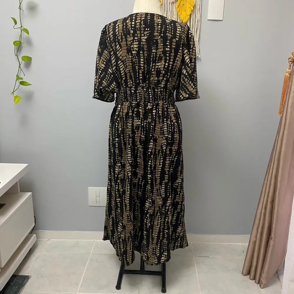Vestido longo estampado com decote V.      G