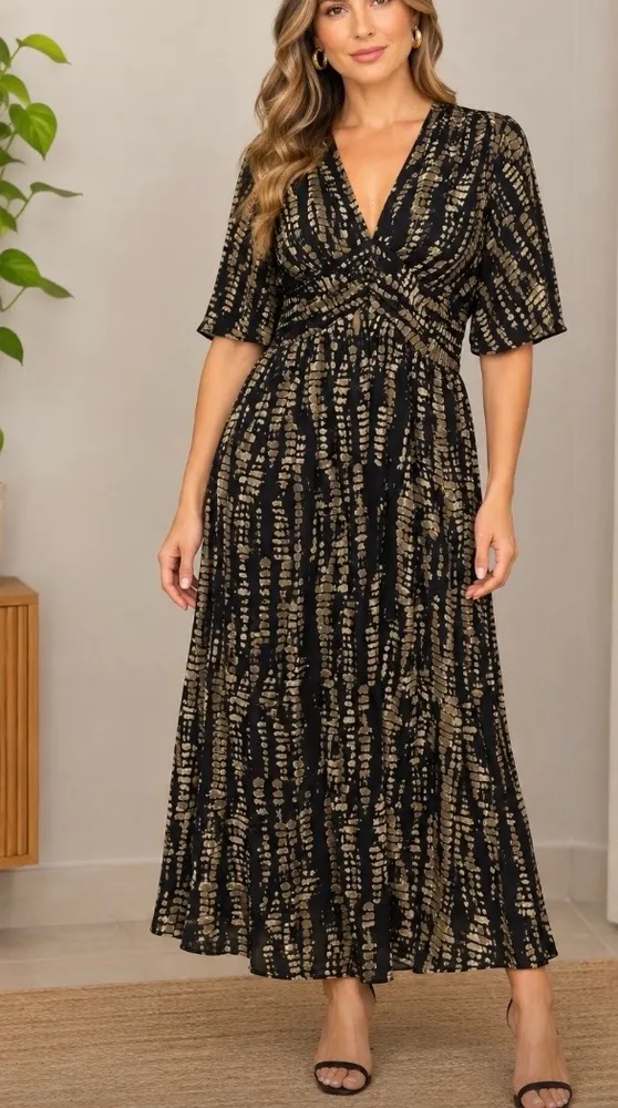 Vestido longo estampado com decote V.      G
