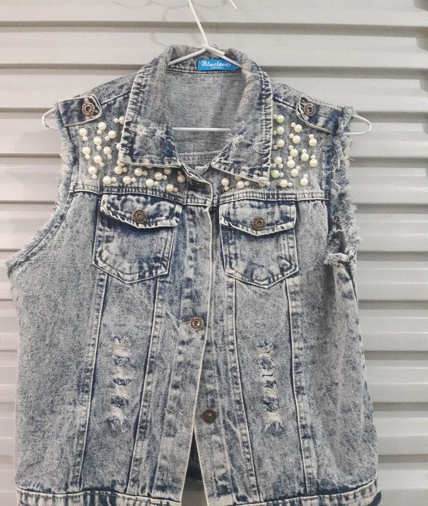 colete jeans com aplicação de perolas da bluelover