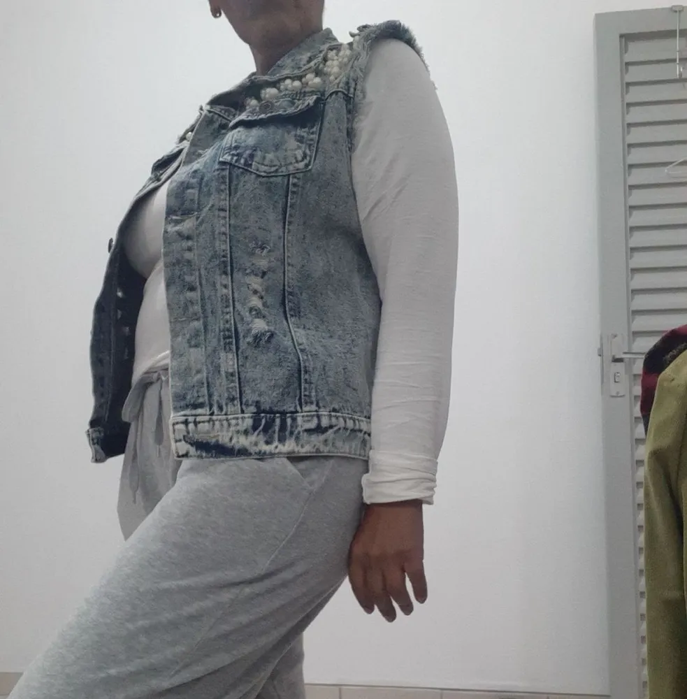 colete jeans com aplicação de perolas da bluelover