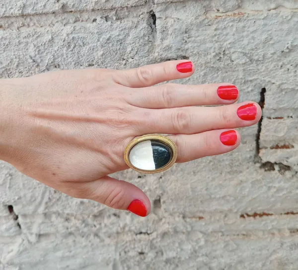 Anel vintage dourado preto e branco