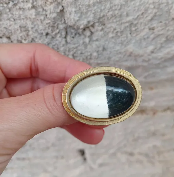 Anel vintage dourado preto e branco
