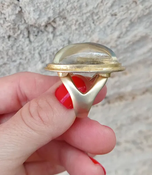 Anel vintage dourado preto e branco