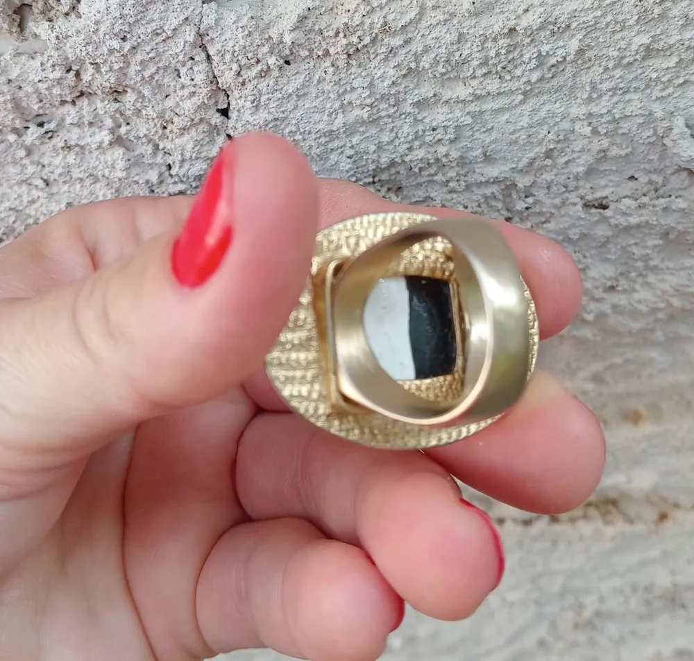 Anel vintage dourado preto e branco