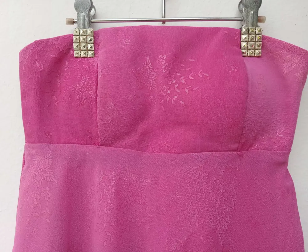 Vestido Tomara que Caia rosa chiclete y2k