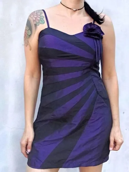Vestido roxo e preto anos 2000 com detalhe de flor e alças
