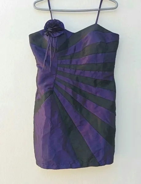 Vestido roxo e preto anos 2000 com detalhe de flor e alças