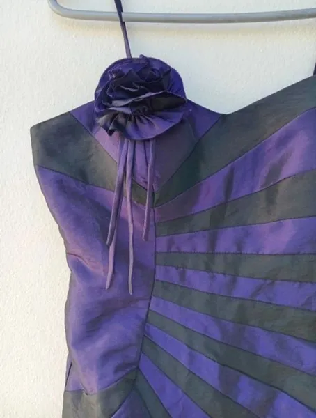 Vestido roxo e preto anos 2000 com detalhe de flor e alças