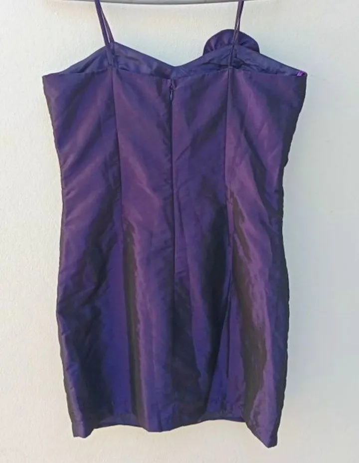 Vestido roxo e preto anos 2000 com detalhe de flor e alças