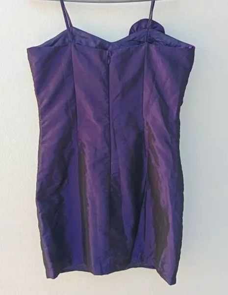 Vestido roxo e preto anos 2000 com detalhe de flor e alças