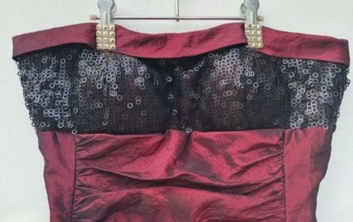 Vestido tomara que caia bordado anos 2000